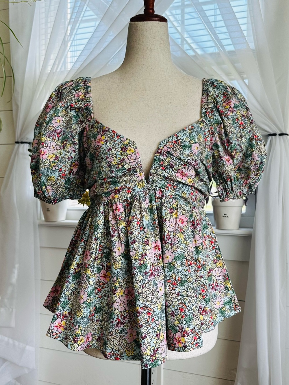 BuddyLove Houston Puff Sleeve Blouse vibrant, multi-colored floral print.
Size S